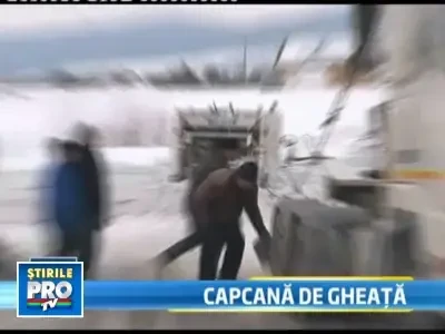 Au cazut cu masina de gunoi intr-o balta inghetata