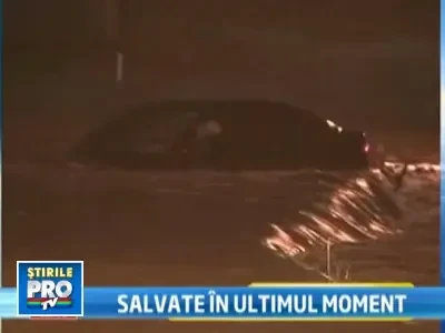 Salvate de furia apelor! Ajunsesera cu masina intr-un rau iesit din matca