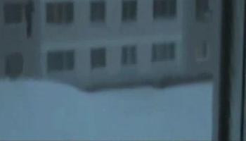 Inconstienti de-a dreptul! Au sarit de pe un bloc de 4 etaje in zapada!