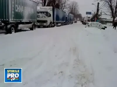 Blocati aproape o zi intreaga in masini, din cauza zapezii! FOTO si VIDEO!
