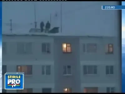 Inconstienti de-a dreptul! Au sarit de pe un bloc de 4 etaje in zapada!