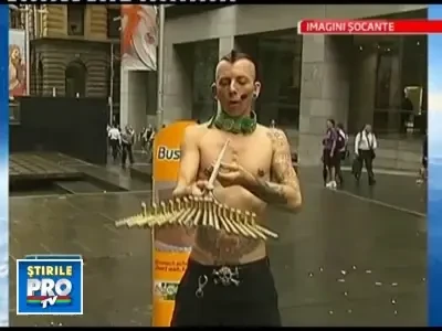 A inghitit 18 sabii simultan! VEZI VIDEO!