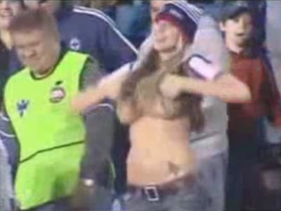 Vezi cum se manifesta o microbista fericita pe stadion! VIDEO!