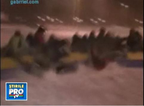 Din seria sporturi extreme inventate la plictiseala: patinatul cu banana!