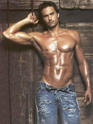 Afacere de criza: barbatii-menajera in costumatie sumara:). I-ai angaja?