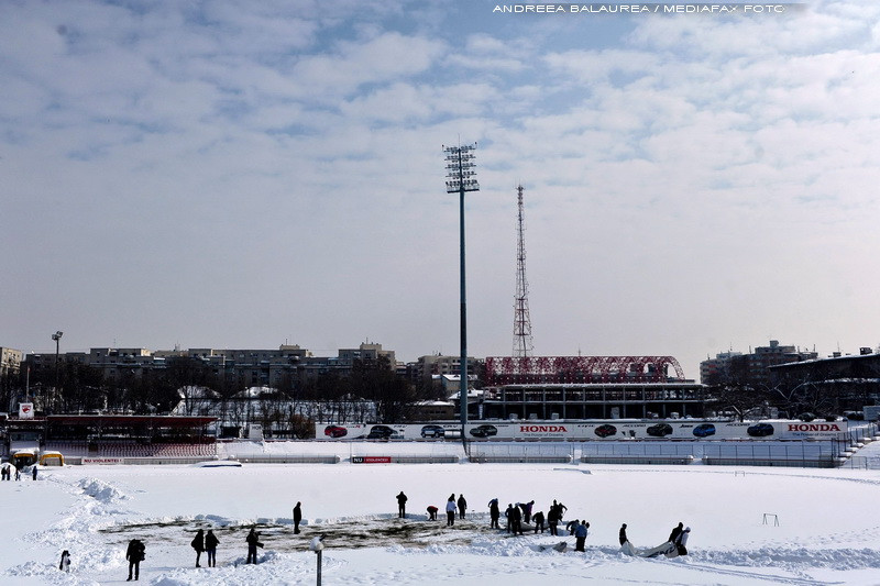 Gazonul de pe stadionul Dinamo, zvantat cu ajutorul unui elicopter al MApN