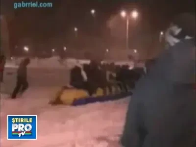 "Patinatul cu banana", noul sport de iarna