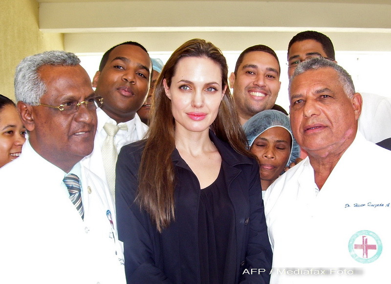 Angelina Jolie vrea sa adopte inca un copil. De data asta din Haiti