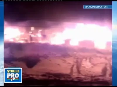Incendiu violent in Galati! Doua depozite au ars din temelii!