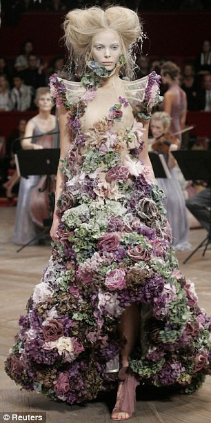 Ultima colectie a lui Alexander McQueen a incheiat Saptamana Modei