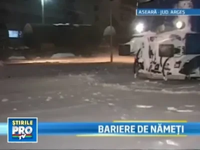 Iarna a lovit traficul feroviar. Patru trenuri, blocate de urgia alba