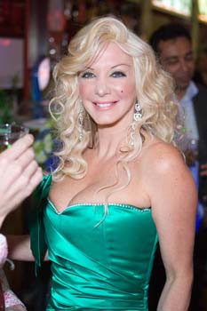 Femeia din plastic. Dupa 150 de operatii estetice arata ca papusa Barbie