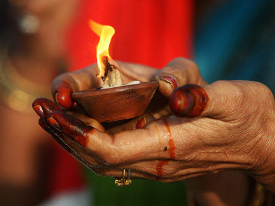 O femeie din Papua Noua Guinee, torturata si arsa de vie, dupa ce a fost acuzata de vrajitorie