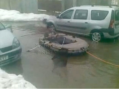 Cu barca, la paine! Se intampla pe strada, in Bucuresti, si nu pe Dunare!