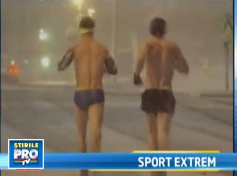 Distractie americana: jogging in pielea goala prin zapada