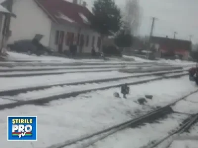 Furau motorina din rezervorul locomotivei, chiar sub ochii trecatorilor!