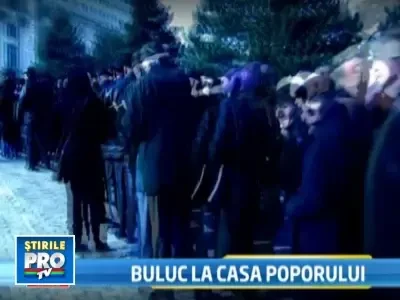 Turisti si vrajitoare, claie peste gramada, la Palatul Parlamentului!