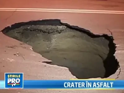 Crater in faleza: "In urma ploii si a zapezii, domeniul public s-a surpat!"
