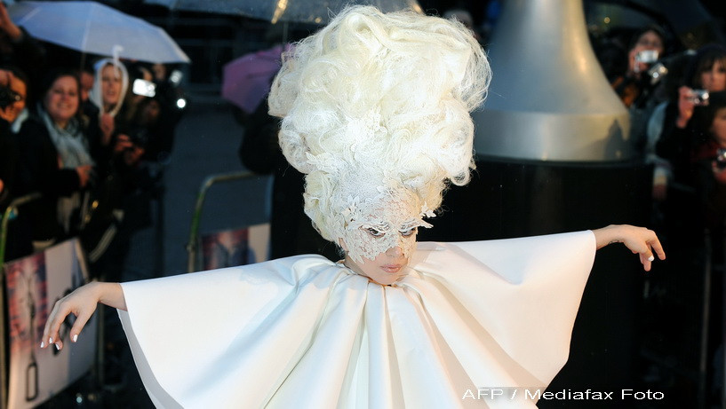 Lady GaGa, clovnul de la Brit Awards 2010!