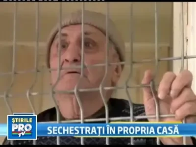 Noi metode de evacuare imobil: i-au ferecat in casa, doar, doar vor ceda