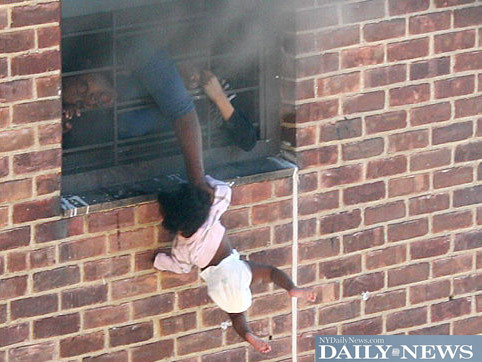 CUTREMURATOR! Ajutor, prindeti bebelusul! Casa e in flacari!