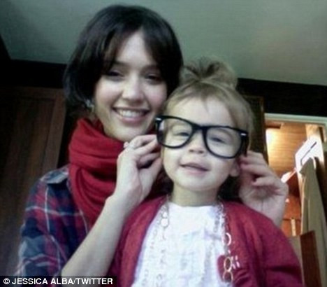 Jessica Alba posteaza fotografii cu fiica ei pe Twitter!