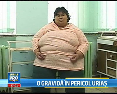 Mama de 240 de kg a fost externata, sustinuta de pompieri si medici
