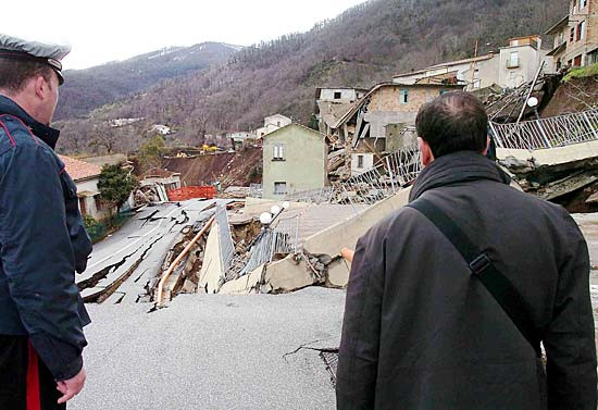 Efectul ploilor in Romania: le fuge satul de sub picioare