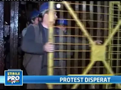 Protestul continua! 80 de mineri blocati de 30 de ore in subteran