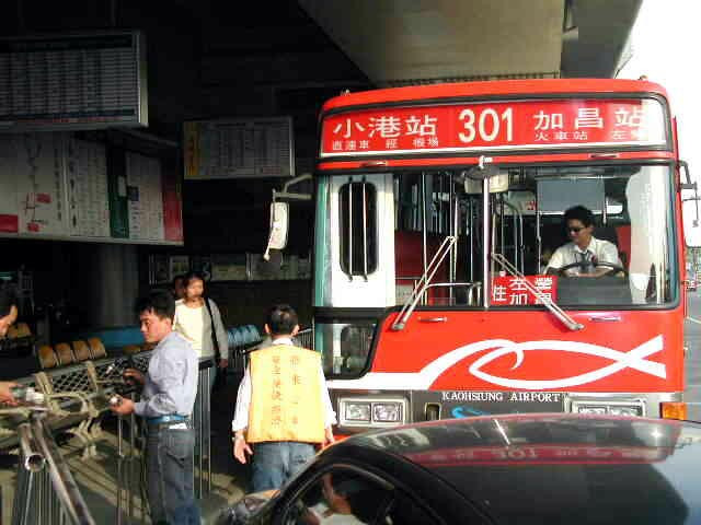 Secunde de groaza pe o sosea din Taiwan! Un autobuz a facut prapad! VIDEO