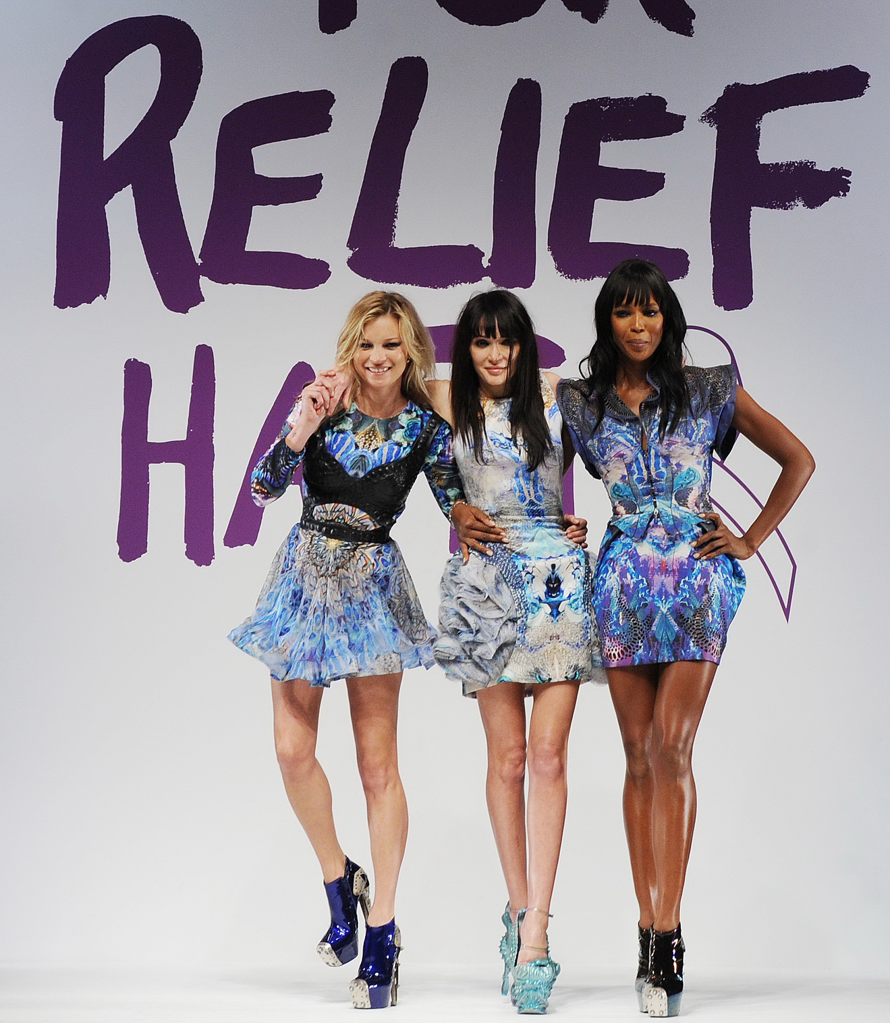 Naomi Campbell si Kate Moss, caritate in rochii Alexander McQueen