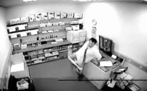 A vrut sa-si xeroxeze fundul, dar... Vezi aici ce a iesit!