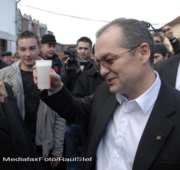 Emil Boc a implinit 44 de ani. Ce-i doriti premierului Romaniei?