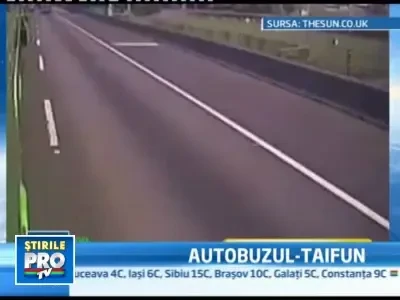 Secunde de groaza pe o sosea din Taiwan! Un autobuz a facut prapad! VIDEO