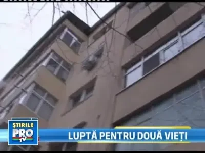 S-a aruncat de la etaj cu fetita de doua luni in brate! Se certase cu sotul