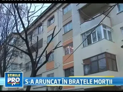 S-a aruncat de la etaj cu fetita de doua luni in brate! Se certase cu sotul