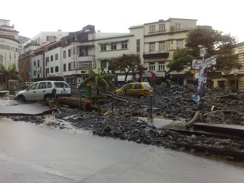 Ultimul bilant oficial dupa potopul din Madeira indica 42 de morti