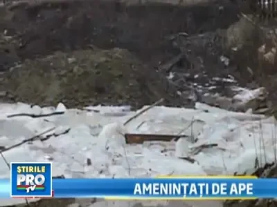 Alunecari de teren in Dambovita, Mehedinti si Arges! 3000 de oameni izolat