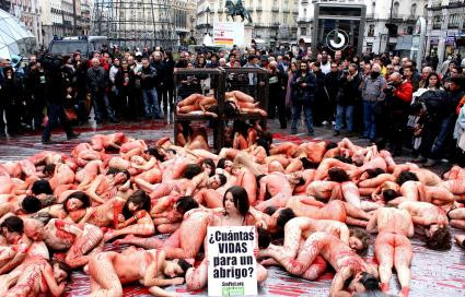 Au protestat in pielea goala de dragul animalelor!