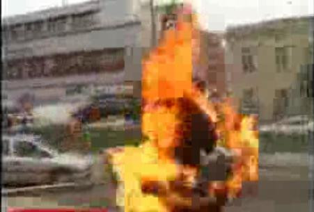 SOCANT! S-a stropit cu benzina si si-a dat foc in mijlocul strazii