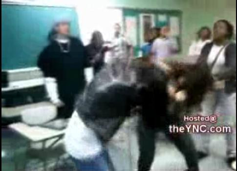 Paruiala pe viata si pe moarte intre adolescente, in fata profesorului!