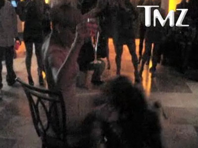 Rihanna s-a sarbatorit cu sampanie si... o pitica porno! VEZI VIDEO