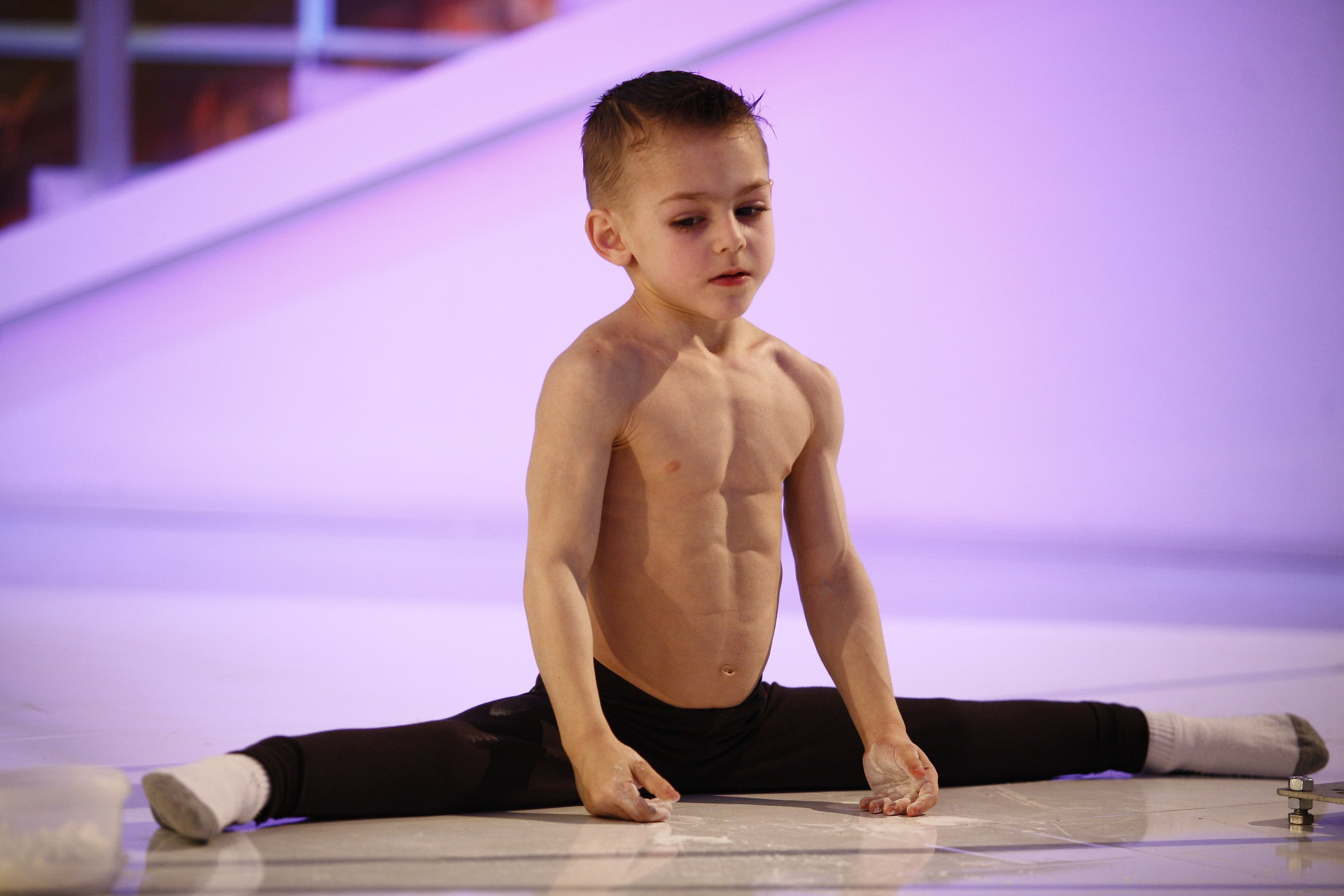 "Micul Hercule" si fratele sau raman in familie. Decizia instantei este definitiva