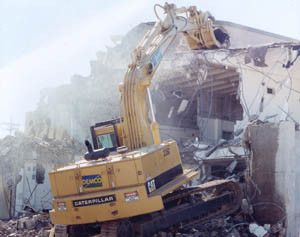 Demolarea unei cladiri dezafectate a lasat in bezna 4.000 de familii