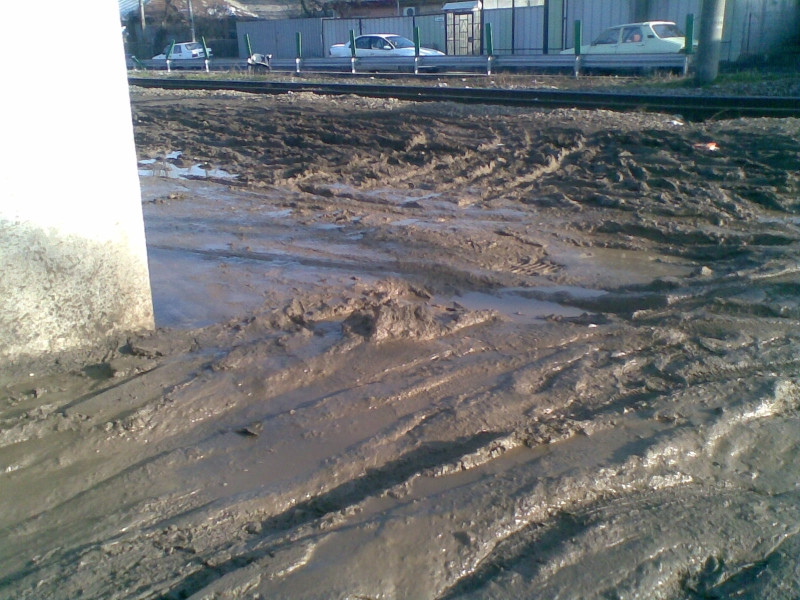 Bucuresti, capitala europeana: mlastini si cratere in loc de asfalt