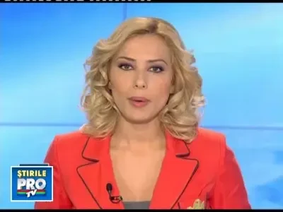 Masina arsa complet, dupa ce soferitei i s-a facut rau si a lovit un stalp