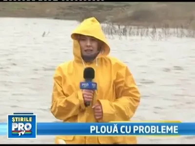 Plange cerul in vestul tarii! Satenii din Timis s-au trezit cu apa peste ei