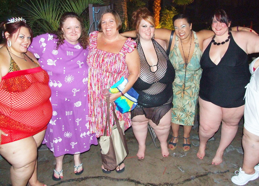 Exclusa din propriul ei club. De ce o evita acum toate prietenele ei