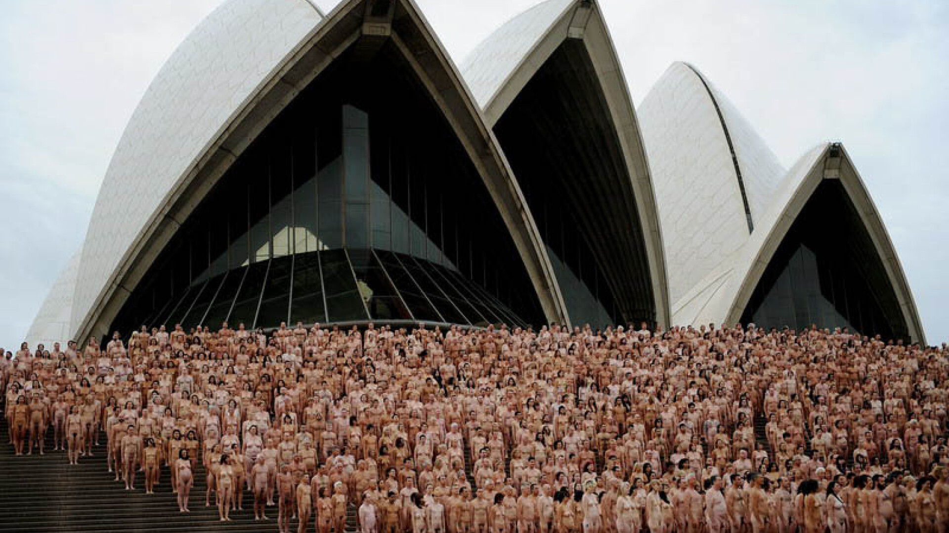 Peste 5000 de trupuri goale, pe treptele Operei din Sydney! VIDEO