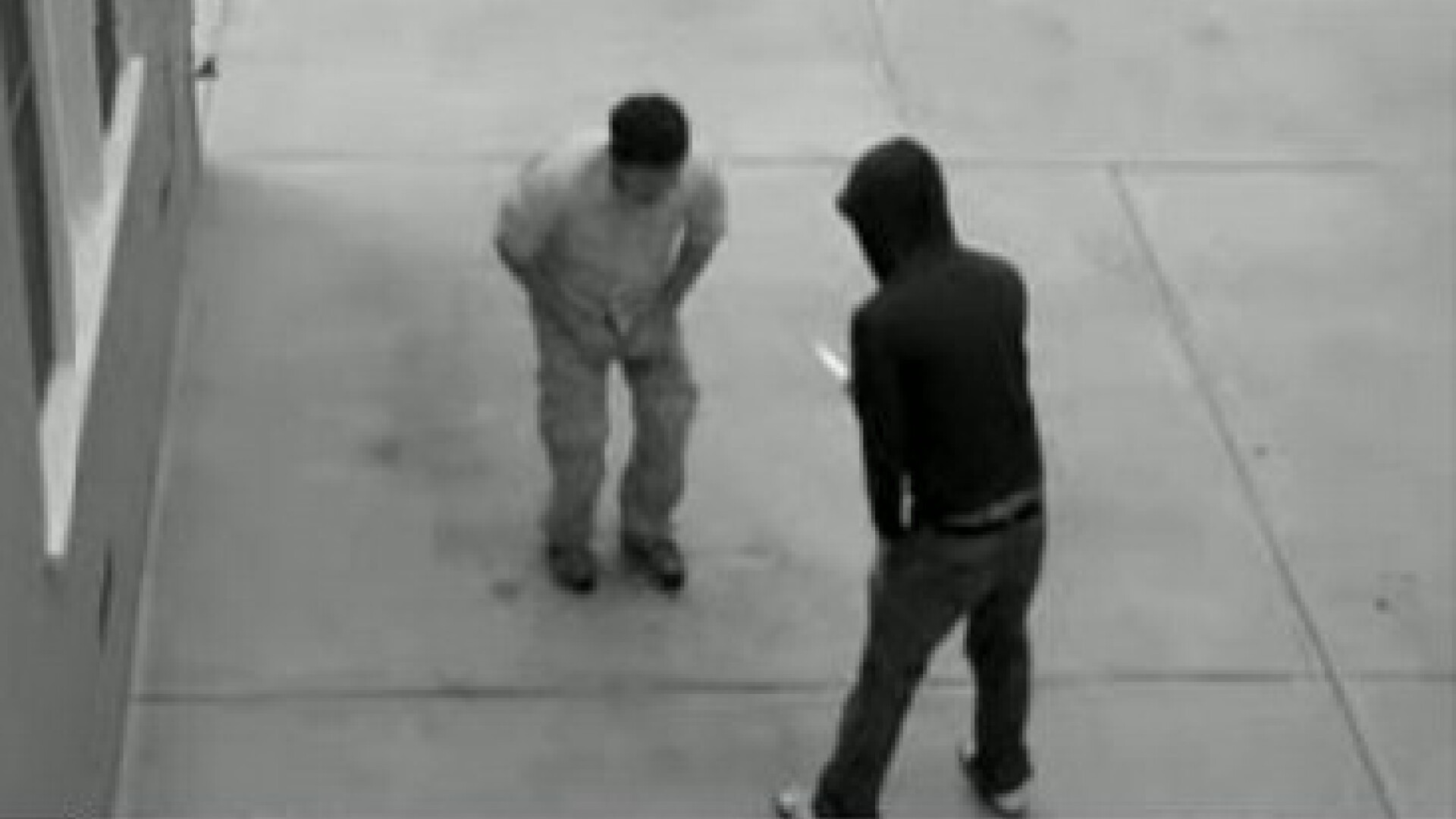 Atacat cu un cutit, a facut pe el de frica! La propriu! VIDEO